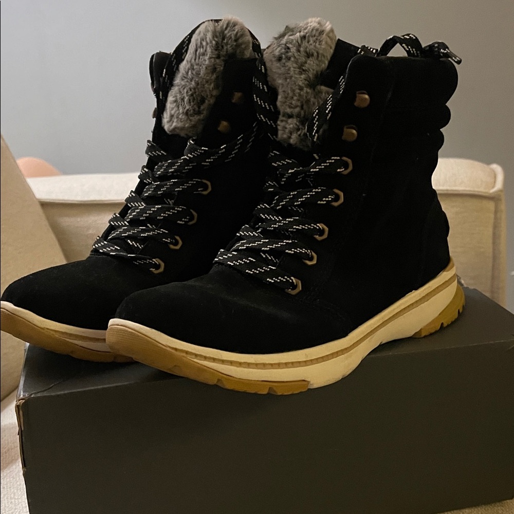 Roxy Black and Tan Winter Boots